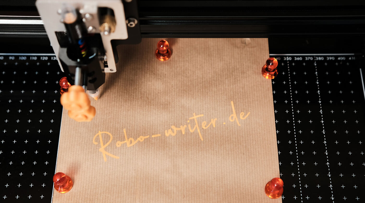 Schreibroboter Robo-Writer schreibt in Echtzeit auf Kraftpapier – handgeschriebene Mailings aus Stuttgart