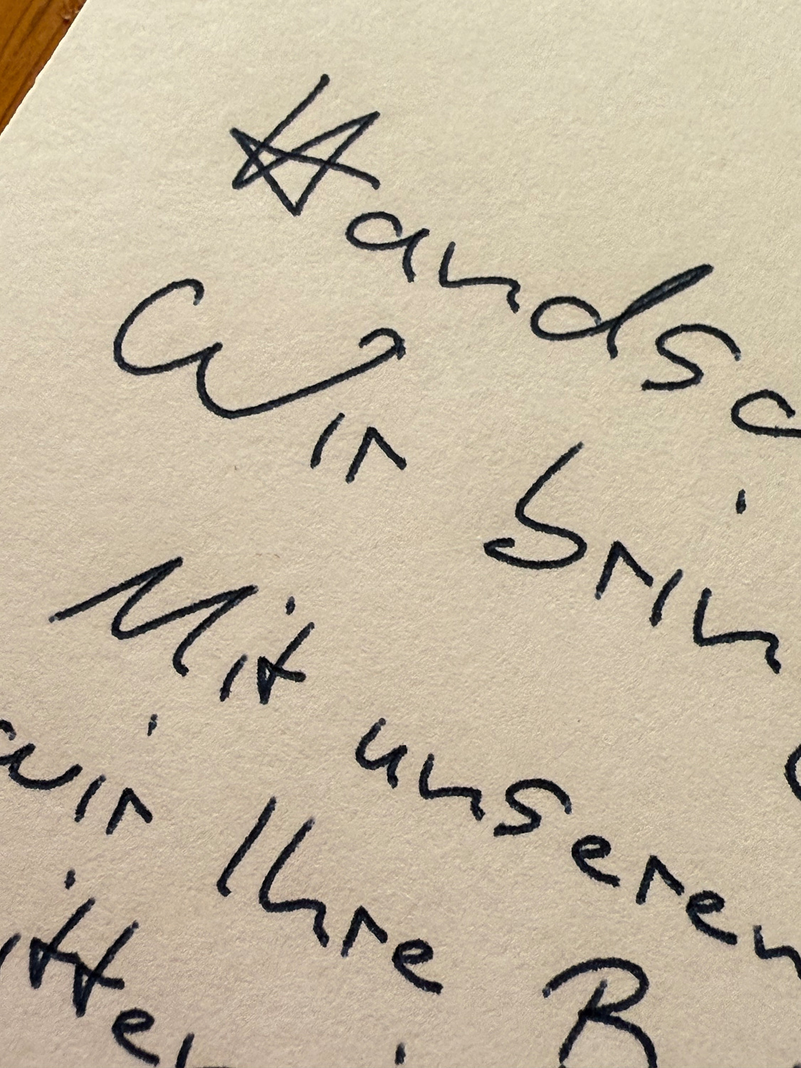 Nahaufnahme handgeschriebener Text auf cremefarbenem Papier – echter Stift, echte Tinte, echte Handschrift vom Schreibroboter