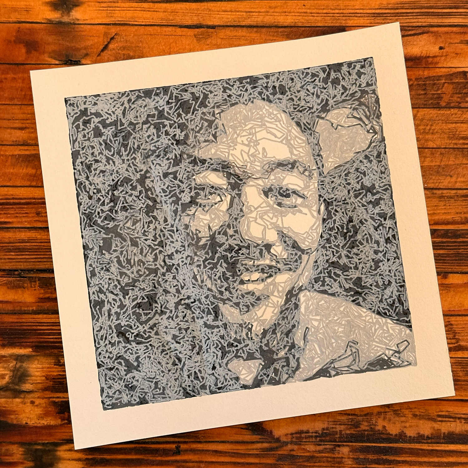 Portrait-Zeichnung in Scribble-Technik – Gesicht aus dichten grauen Kritzellinien auf cremefarbenem Papier