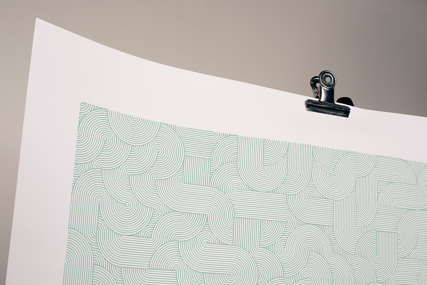 Großformatige Plotter-Zeichnung in türkis – abstrakte Wellenmuster und Schriftzüge, aufgehängt mit Büroklammer