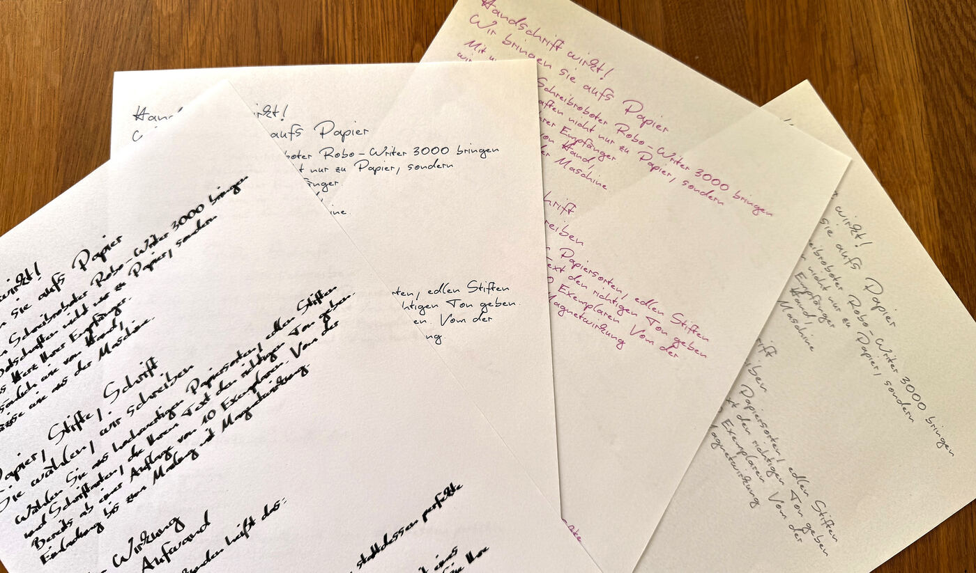 Handgeschriebene Mailings vom Schreibroboter – mehrere personalisierte Serienbriefe in verschiedenen Schriftfarben