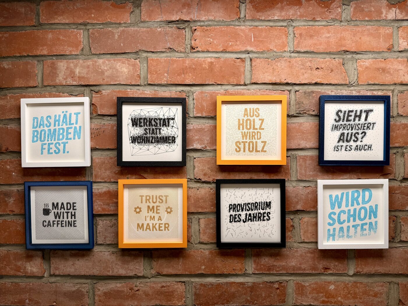 Plotter-Wandkunst-Serie auf Backsteinwand – 8 gerahmte Typo-Bilder mit humorvollen Sprüchen