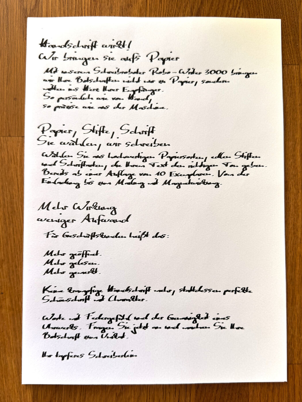 Serienbriefe in Produktion – mehrere handgeschriebene Briefe in verschiedenen Stiftfarben auf dem Tisch